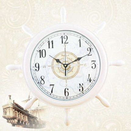 Vit väggklocka formad som skeppsratt