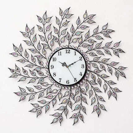 Stor väggklocka med gyllene lövverk