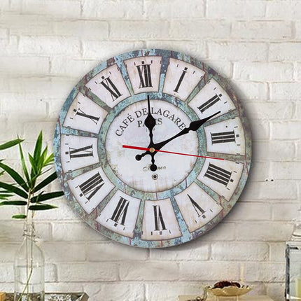 Dekorativ väggklocka i trä med ugglor