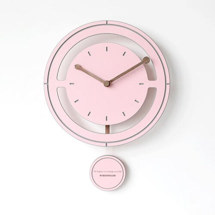 Modern pendylklocka i minimalistisk design