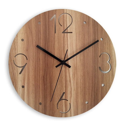 Stilren och enkel väggklocka i trä