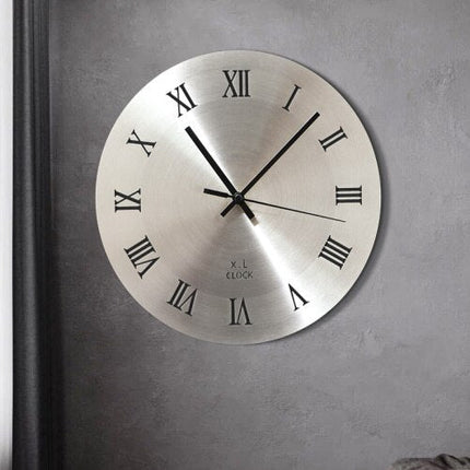 Tyst väggklocka i modern metalldesign