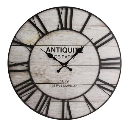 Väggklocka i trä med retrodesign