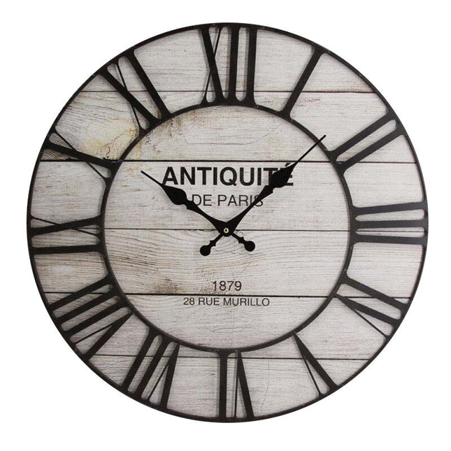 Väggklocka i trä med retrodesign