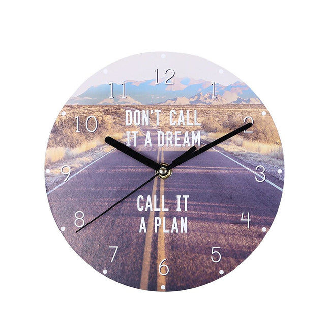 Modern väggklocka med inspirerande citat
