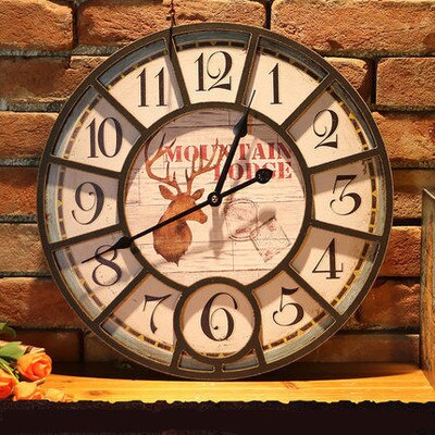 Färgglad vintage väggklocka med fjäril