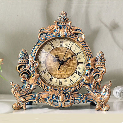 Gammaldags bordsklocka i barockstil