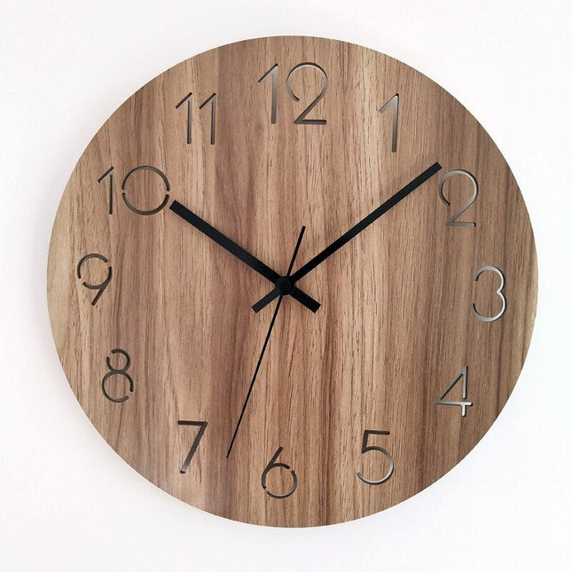 Stilren och enkel väggklocka i trä