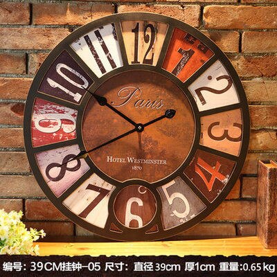 Färgglad vintage väggklocka med fjäril