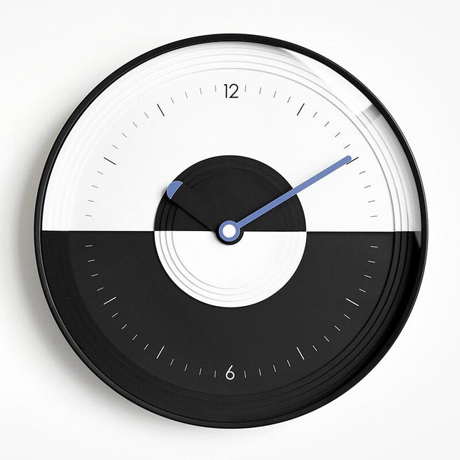 Modern väggklocka med yin yang-design