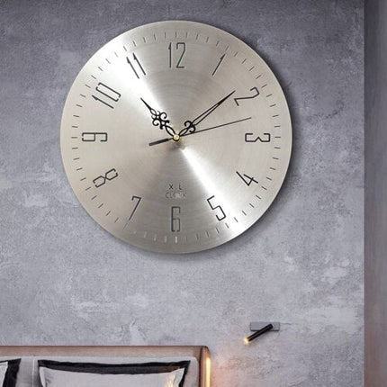 Tyst väggklocka i modern metalldesign