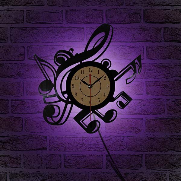 Väggklocka i vinyl med musiknoter