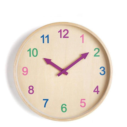 Väggklocka i trä med färgglada siffror