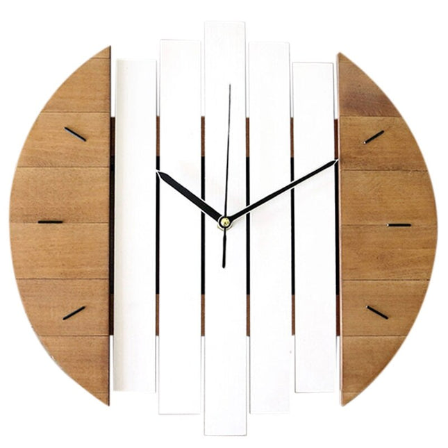 Modern väggklocka i dekonstruerat trä