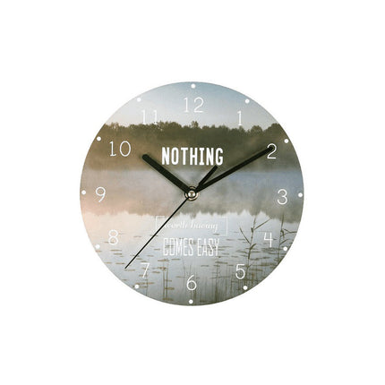 Modern väggklocka med inspirerande citat