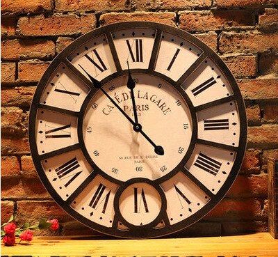 Färgglad vintage väggklocka med fjäril