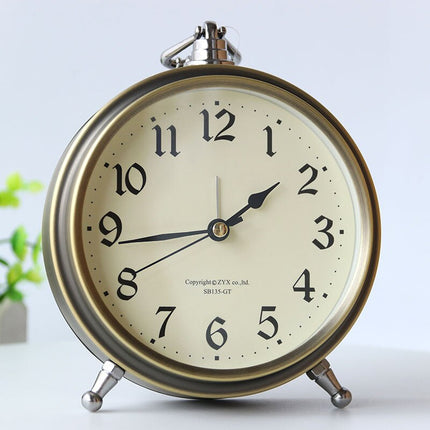 Gammaldags väckarklocka i antik stil