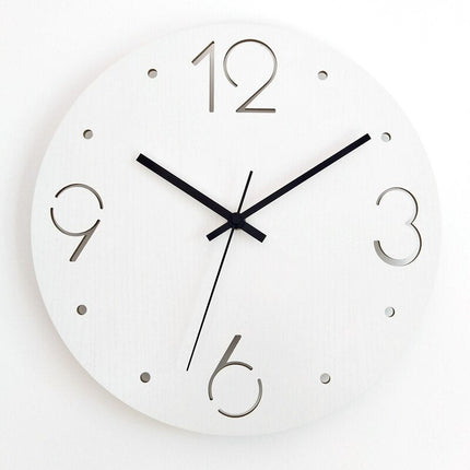 Stilren och enkel väggklocka i trä