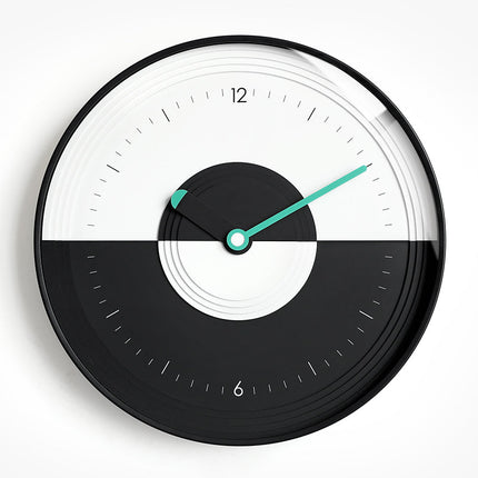 Modern väggklocka med yin yang-design