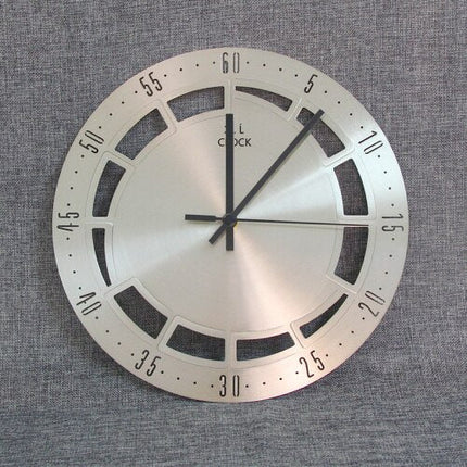 Tyst väggklocka i modern metalldesign