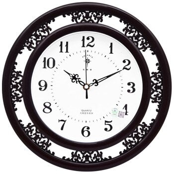 Vit vintage väggklocka med snöflingedetaljer