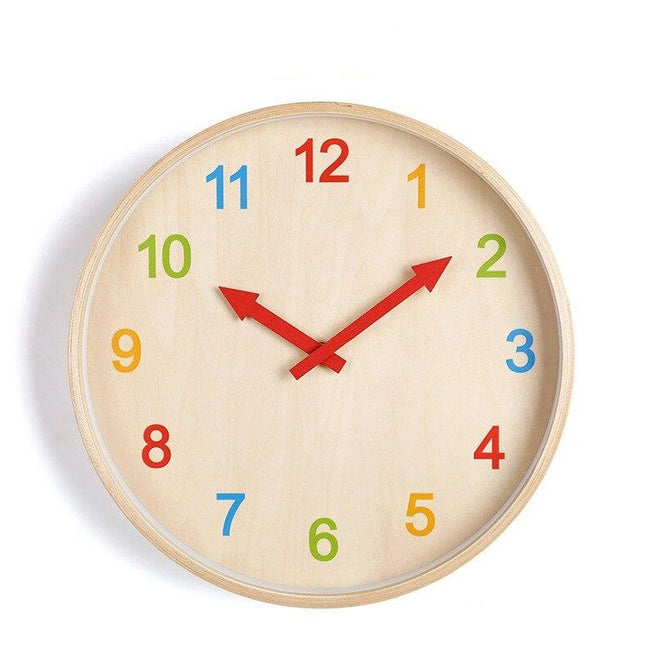 Väggklocka i trä med färgglada siffror