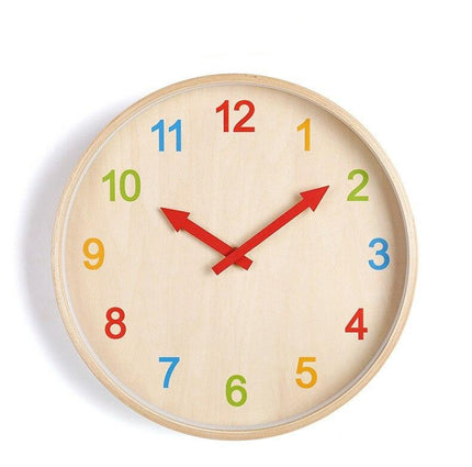 Väggklocka i trä med färgglada siffror