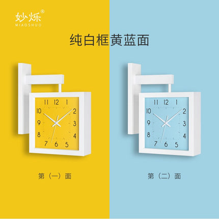 Fyrkantig dubbelsidig väggklocka i trä