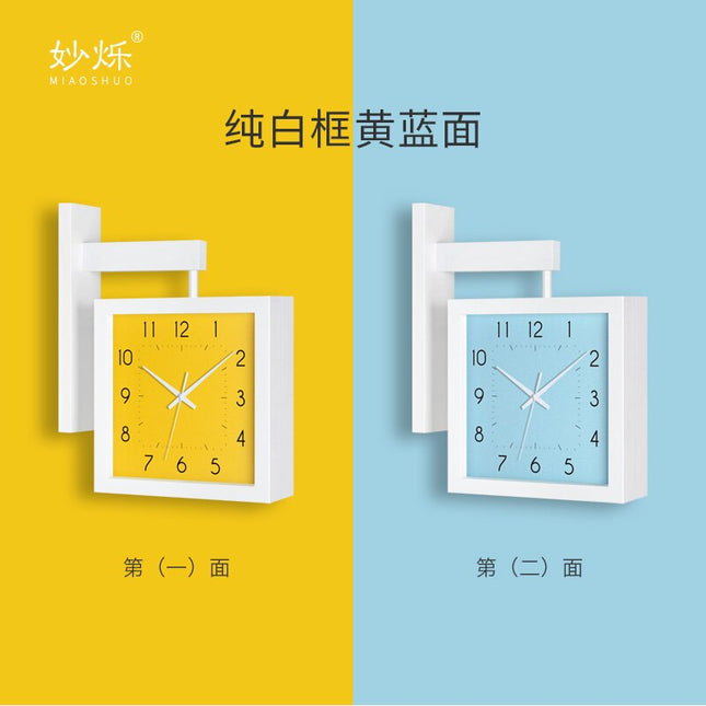 Fyrkantig dubbelsidig väggklocka i trä