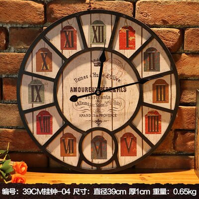 Färgglad vintage väggklocka med fjäril