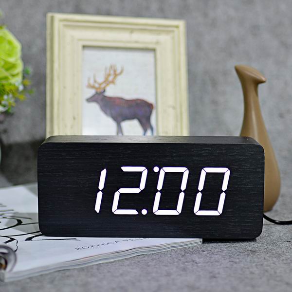 Modern LED väckarklocka i trädesign