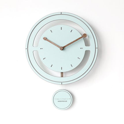 Modern pendylklocka i minimalistisk design