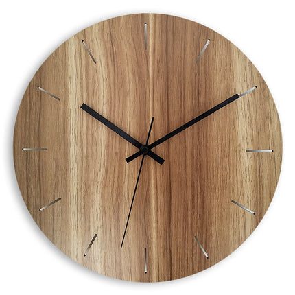Stilren och enkel väggklocka i trä