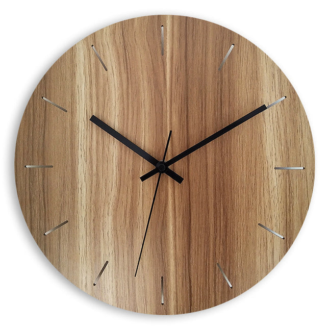 Stilren och enkel väggklocka i trä