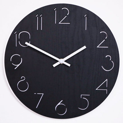 Svart modern väggklocka i trä