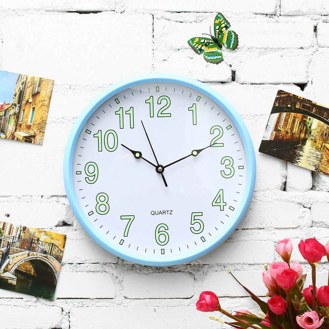 Rosa väggklocka med självlysande siffror