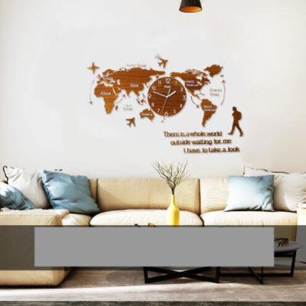 Silverfärgad väggklocka med stor världskarta