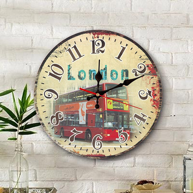 Dekorativ väggklocka i trä med ugglor