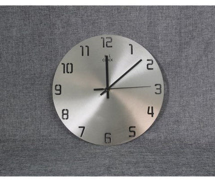 Tyst väggklocka i modern metalldesign