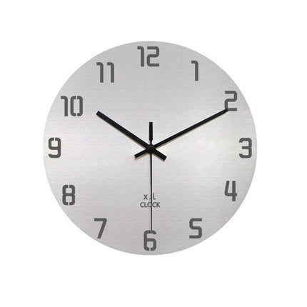Enkel väggklocka i borstad aluminium