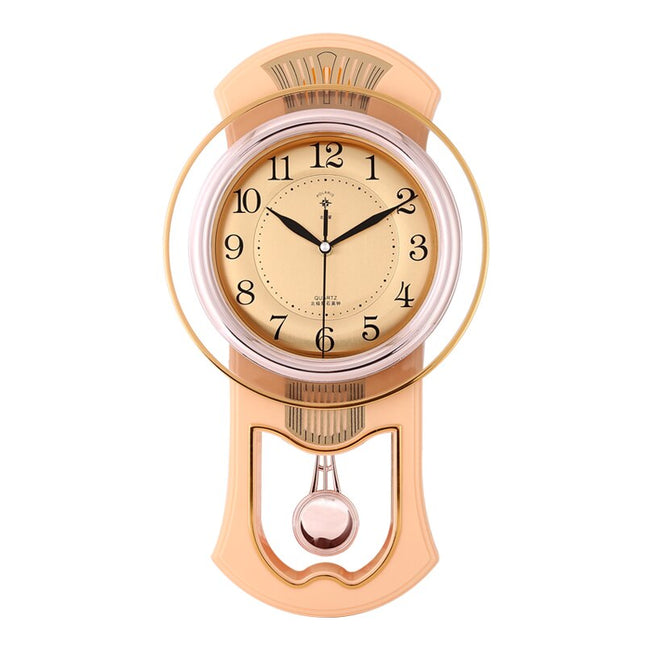 Guldfärgad pendelklocka i vintage stil