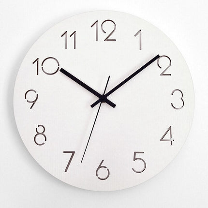 Stilren och enkel väggklocka i trä