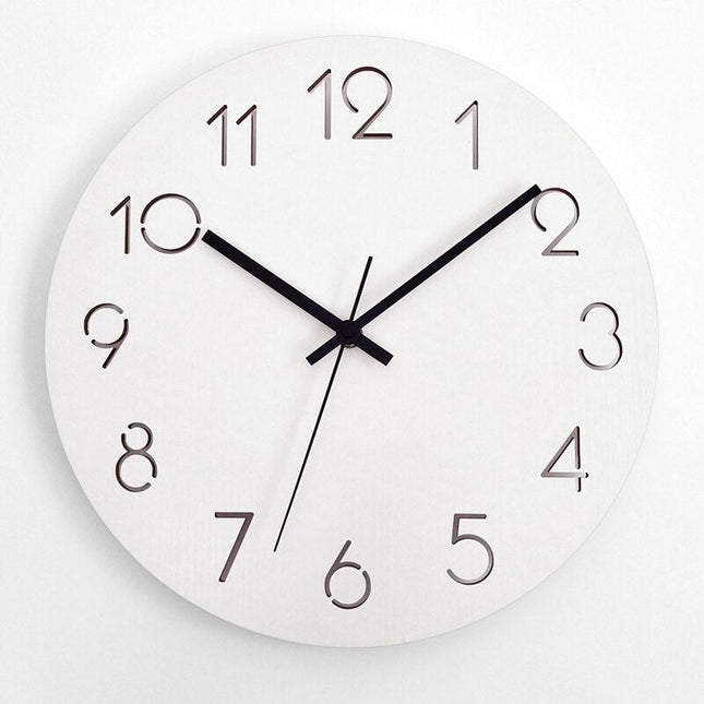 Stilren och enkel väggklocka i trä