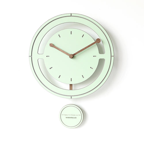 Modern pendylklocka i minimalistisk design