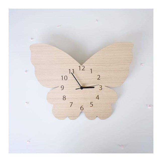 Väggklocka i trä formad som uggla