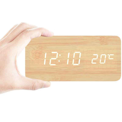 Digital väckarklocka i mörkt trä