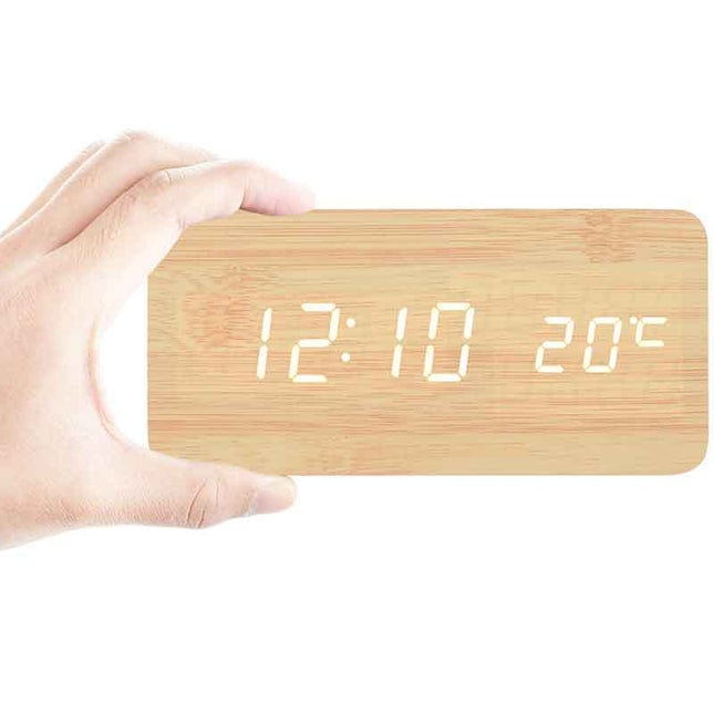 Digital väckarklocka i mörkt trä