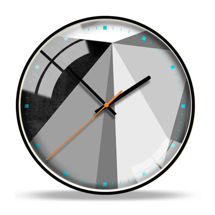 Modern väggklocka med betongutseende