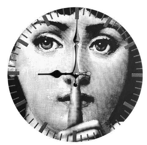 Konstnärlig väggklocka med kvinnoansikte
