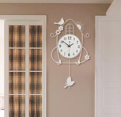 Väggklocka designad som en fågelbur